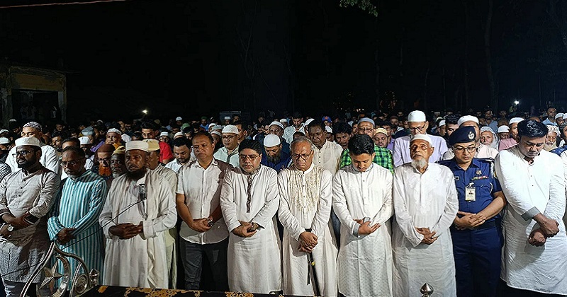 পাঙ্গাশিয়া মাধ্যমিক বালিকা বিদ্যালয় মাঠে লামিয়ার জানাজা। ছবি : প্রতিনিধি