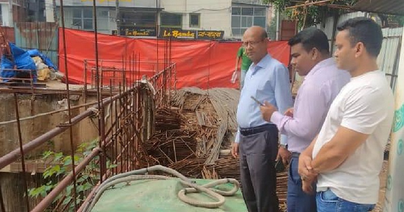 রাজউকের প্লটসমূহের বর্তমান অবস্থা সরেজমিনে ঘুরে দেখছেন রাজউক চেয়ারম্যান। ছবি : প্রতিবেদক