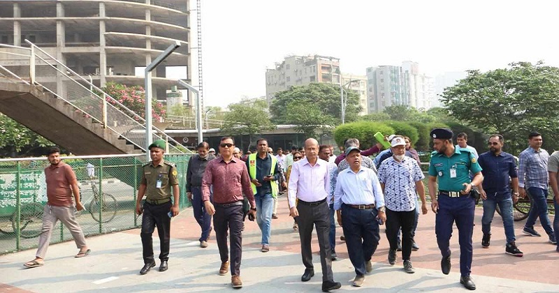 সরেজমিনে বিভিন্ন এলাকা পরিদর্শনে রাজউক চেয়ারম্যান। ছবি : প্রতিবেদক