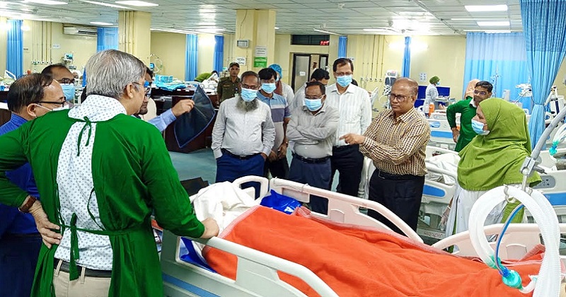 আহত ভর্তিচ্ছু শিক্ষার্থীকে দেখতে হাবিপ্রবি উপাচার্য। ছবি : প্রতিনিধি