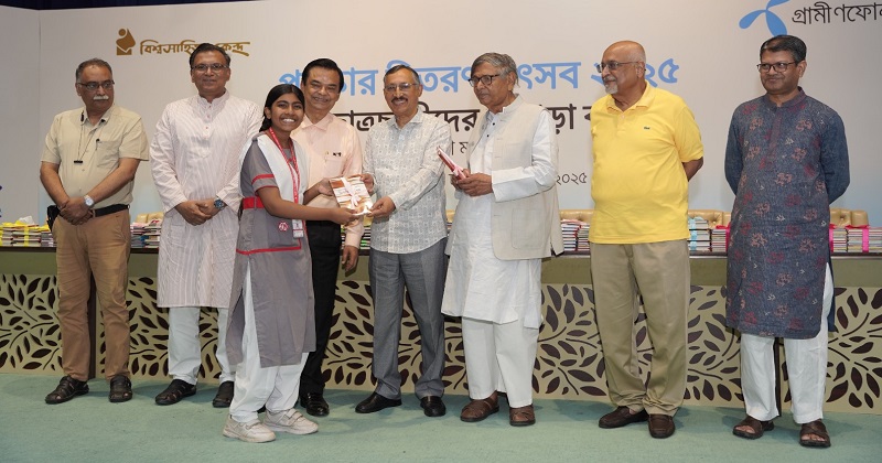 পুরস্কার তুলে দিচ্ছেন বিশ্বসাহিত্য কেন্দ্রের সভাপতি ও প্রধান নির্বাহী আবদুল্লাহ আবু সায়ীদ ও অন্যান্য অতিথিরা।