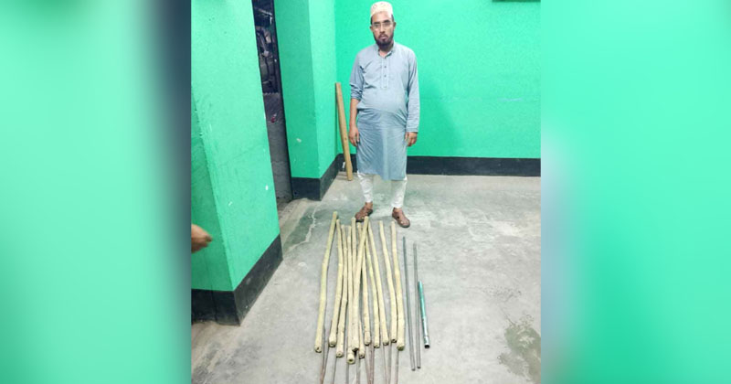 দেশীয় অস্ত্রসহ আলহাজ্ব কুদ্দুস আকন্দ। ছবি : প্রতিনিধি