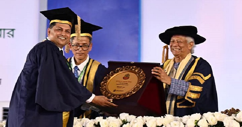 চবিতে ড. ইউনূসকে ক্রেস্ট তুলে দেওয়ার সময়। ছবি : প্রতিনিধি