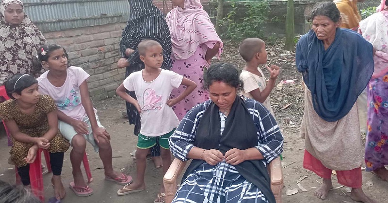 অনশনরত পারুল রানি রায়। ছবি : প্রতিনিধি