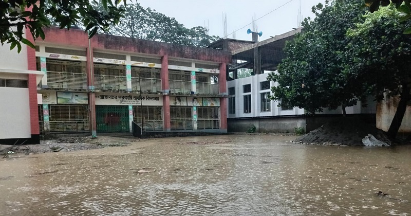 মঙ্গলবার বিকালে কয়েক ঘণ্টার টানা বৃষ্টিতে ব্রাহ্মণচর নোয়াগাঁও সরকারি প্রাথমিক বিদ্যালয়ের মাঠে জলাবদ্ধতার সৃষ্টি হয়।