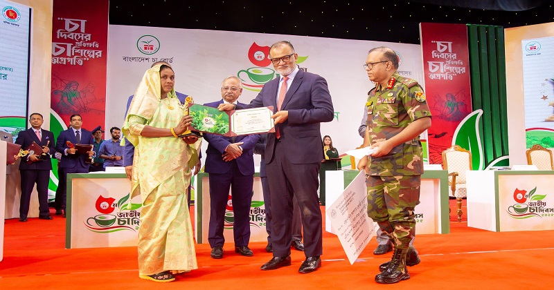 ছবি: এক বছরে ৩৪ হাজার ৯৩৭ কেজি চা পাতা উত্তোলন (চয়ন) করে দেশসেরা ‘শ্রেষ্ঠ চা-পাতা চয়নকারী’ ক্যাটাগরিতে পুরস্কার জিতেছেন জেসমিন আক্তার। 