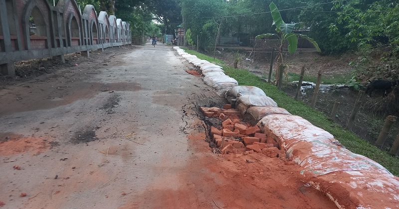 তেঁতুলিয়ায় নতুন নির্মিত সড়ক ১৫ দিনেই দেবে গেল