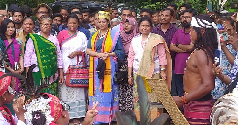 মধুপুরে ক্ষুদ্র নৃ-গোষ্ঠীসহ বনসবাসীদের সাথে সৈয়দা রিজওয়ানা হাসান। ছবি : প্রতিনিধি