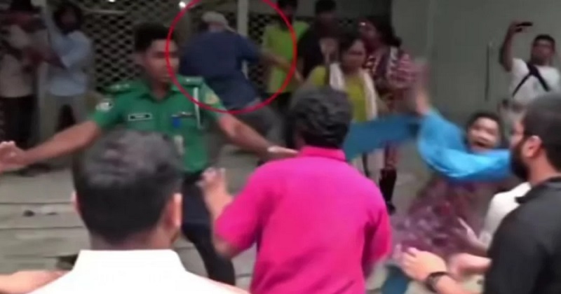 চট্টগ্রাম প্রেস ক্লাবের সামনে ছাত্রজোটের কর্মসূচিতে এক যুবক নারী কর্মীকে লাথি মারছেন।