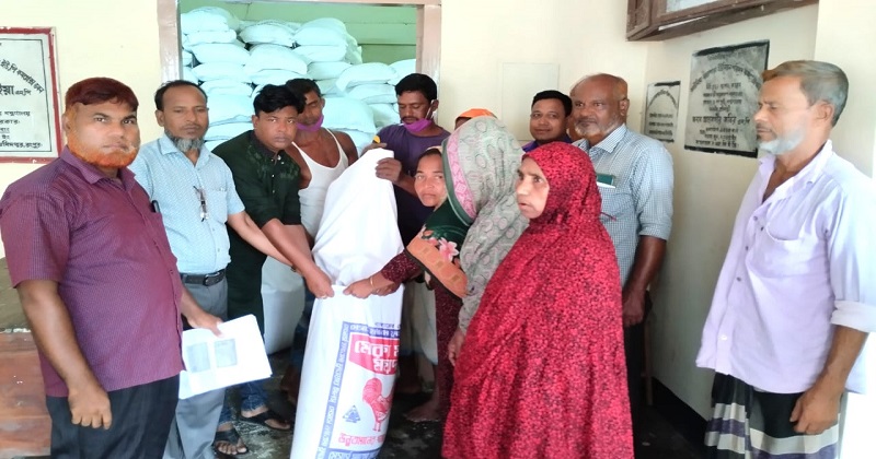 শনিবার সকালে বালাপাড়া ইউনিয়ন পরিষদে ভিজিএফ চাল বিতরণ কার্যক্রম উদ্বোধন করেন ইউপির প্রশাসনিক কর্মকর্তা মো. আবু সাইয়েম।