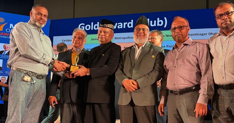 ক্লাবের পক্ষে পুরস্কার গ্রহণ করেন পাস্ট প্রেসিডেন্ট ও নির্বাহী সচিব রোটারিয়ান শাহেদুল্লাহ কাউসার।