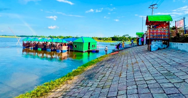 আইন লঙ্ঘনের পরও চলছে ভাসমান রেস্টুরেন্ট