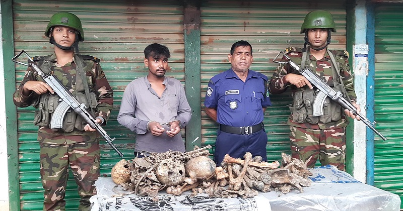 মানব কঙ্কালসহ যৌথবাহিনীর হাতে আটক মাসুদ রানা। ছবি : প্রতিনিধি