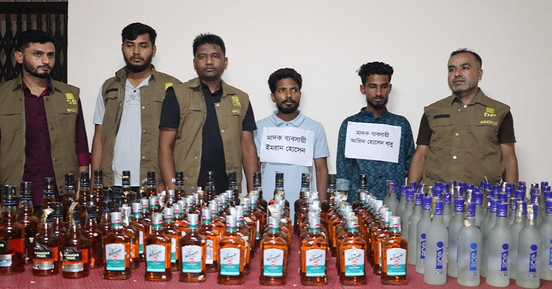 বিভিন্ন ব্রান্ডের ভারতীয় মদসহ গ্রেফতারকৃতরা। ছবি : প্রতিনিধি