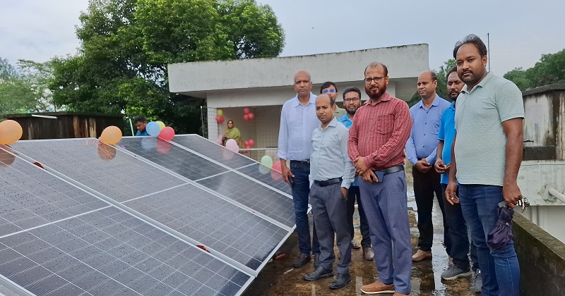 রোববার স্বাস্থ্য কমপ্লেক্স প্রাঙ্গণে সোলার সিস্টেমটির উদ্বোধন করেন রৌমারী উপজেলা নির্বাহী কর্মকর্তা উজ্জ্বল কুমার হালদার।