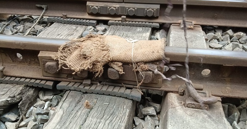 পাবনার ভাঙ্গুড়া রেল স্টেশনের পূর্ব পাশে রেললাইনের ভাঙা স্থানে পাটের ছালা। ছবি : খোলা কাগজ