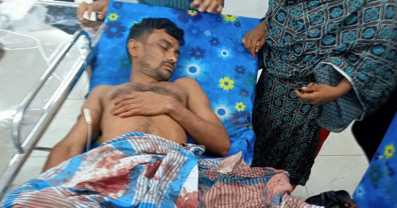 স্বামী মো. উজ্জ্বল হাসপাতালে চিকিৎসাধীন অবস্থায় রয়েছে। ছবি : খোলা কাগজ