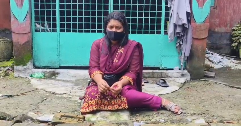 বিয়ের দাবিতে অনশনরত তরুণী। ছবি : প্রতিনিধি