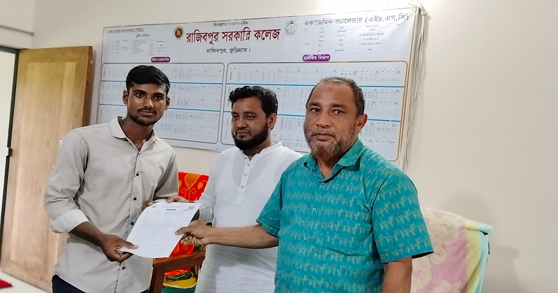 পরীক্ষার্থী মোশাররফকে এডমিট কার্ড তুলে দিচ্ছেন কলেজের অধ্যক্ষ। ছবি : প্রতিনিধি