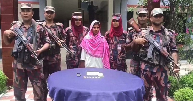 সাতক্ষীরায় ৬টি সোনার চকলেটসহ নারী আটক