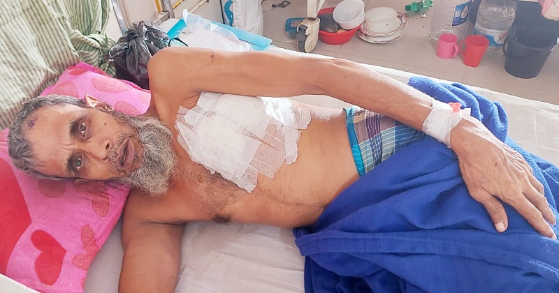 কুমিল্লা মেডিকেল কলেজ হাসপাতালের বেডে কাতরাচ্ছেন আহত বৃদ্ধ আব্দুল মতিন।