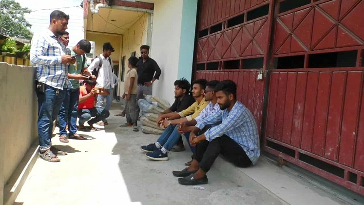 পরিক্ষা দিতে না পারা ১৭ শিক্ষার্থী ও তাদের পরিবারের সদস্যরা। ছবি : প্রতিনিধি