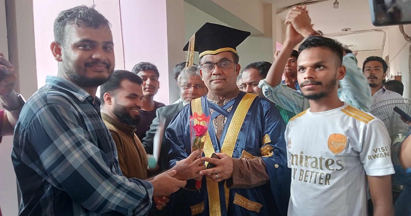 জাবির সিনেট সভার পূর্বে জুলাই যোদ্ধা শিক্ষকদের শুভেচ্ছা জানালো শিক্ষার্থীরা