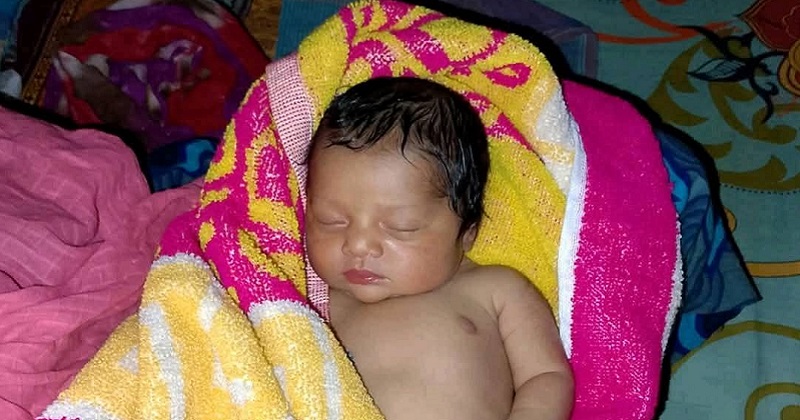 উদ্ধার নবজাতক শিশু। ছবি : প্রতিনিধি