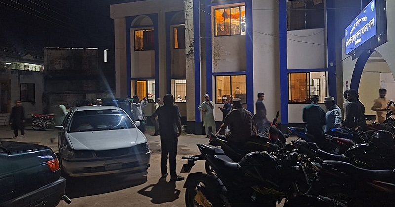 নবী-সাহাবিকে নিয়ে করা কটূক্তির প্রতিবাদে থানার সামনে সাধারণ মানুষের বিক্ষোভ। ছবি : প্রতিনিধি