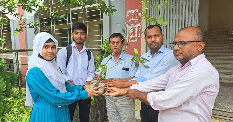 শিবচরে শিক্ষার্থীদের মাঝে ফলদ ও ঔষধি গাছের চারা বিতরণ করা হচ্ছে। ছবি : খোলা কাগজ
