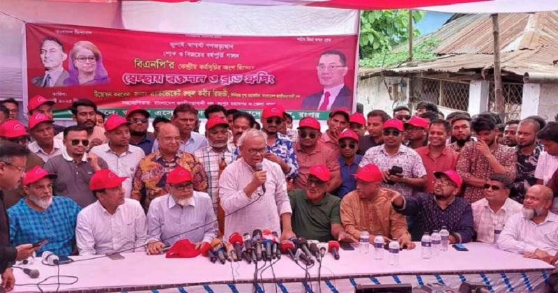 স্বেচ্ছায় রক্তদান ও ব্লাড গ্রুপিং কর্মসূচিতে রুহুল কবির রিজভী। ছবি : প্রতিনিধি