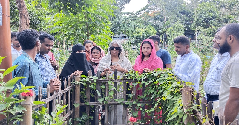 টঙ্গীতে শহিদের কবর জিয়ারতের সময়। ছবি : প্রতিনিধি