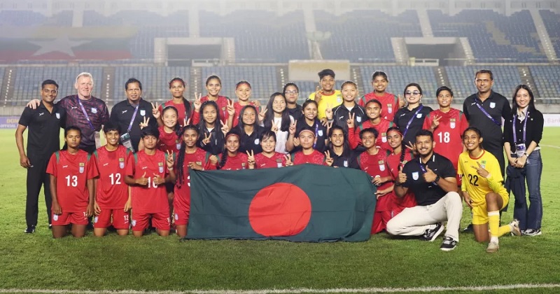 মধ্যরাতে হাতিরঝিলে নারী ফুটবলারদের সংবর্ধনা