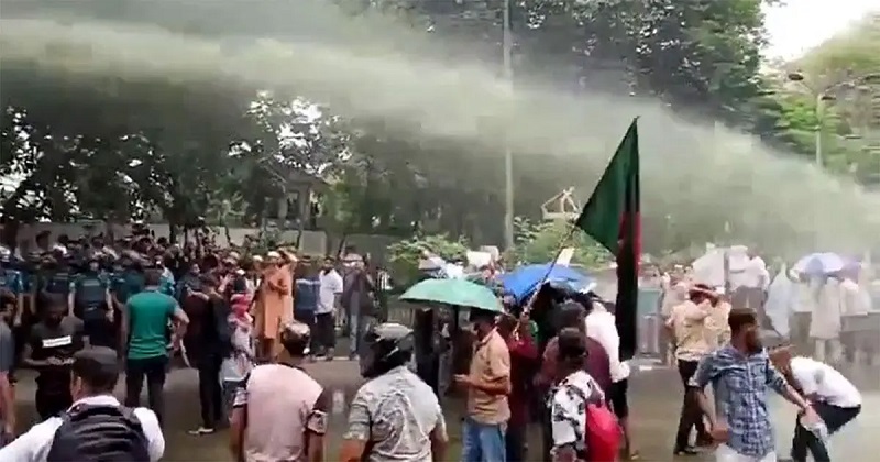 চাকরিচ্যুত বিডিআর সদস্যদের ওপর জলকামান-সাউন্ড গ্রেনেডে ছত্রভঙ্গ