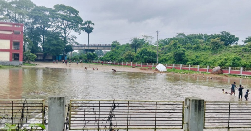 সামান্য বৃষ্টিতে ডুবে যায় স্কুল মাঠ, ব্যাহত শিক্ষা কার্যক্রম