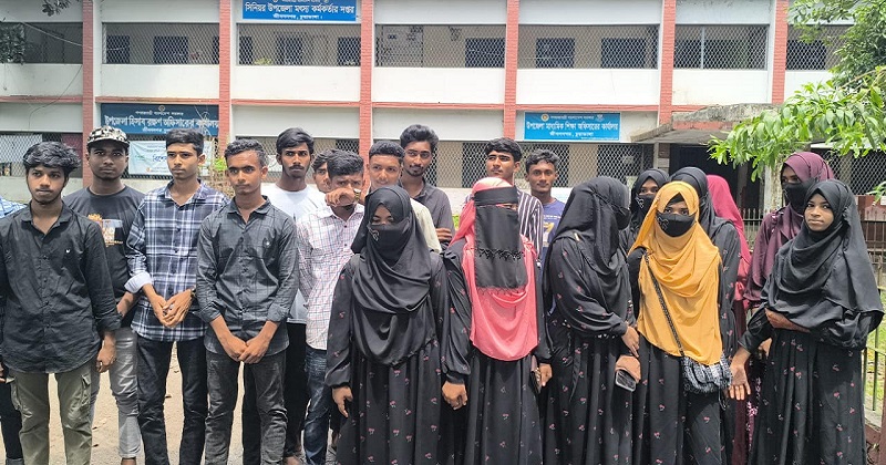 মানববন্ধনরত ভুক্তভোগী শিক্ষার্থীরা। ছবি : প্রতিনিধি