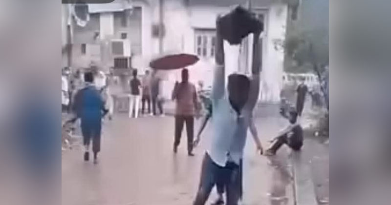পাথরের আঘাতে ব্যবসায়ী সোহাগকে হত্যা করা হয় | ছবি : ভিডিও থেকে নেওয়া।