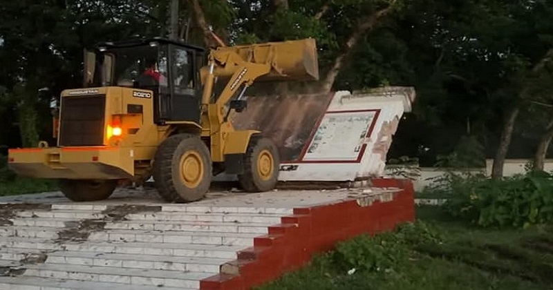 মৌলভীবাজারে শেখ মুজিবের ম্যুরাল গুঁড়িয়ে দিয়ে  ছাত্র-জনতার উল্লাস