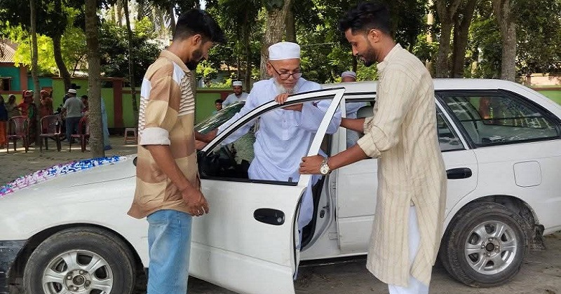 রাজকীয় সংবর্ধনায় ইমামকে বিদায়। ছবি : প্রতিনিধি