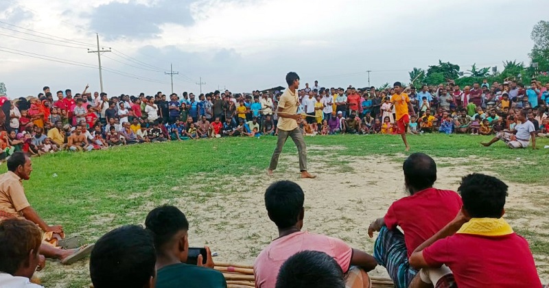 ঐতিহ্যবাহী লাঠিখেলা। ছবি : খোলা কাগজ