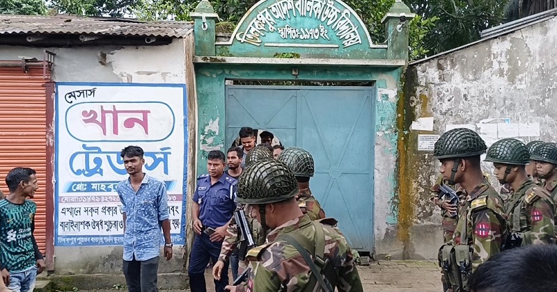 আক্কেলপুরে প্রধান শিক্ষকের দুর্নীতির অভিযোগে স্কুলে তালা