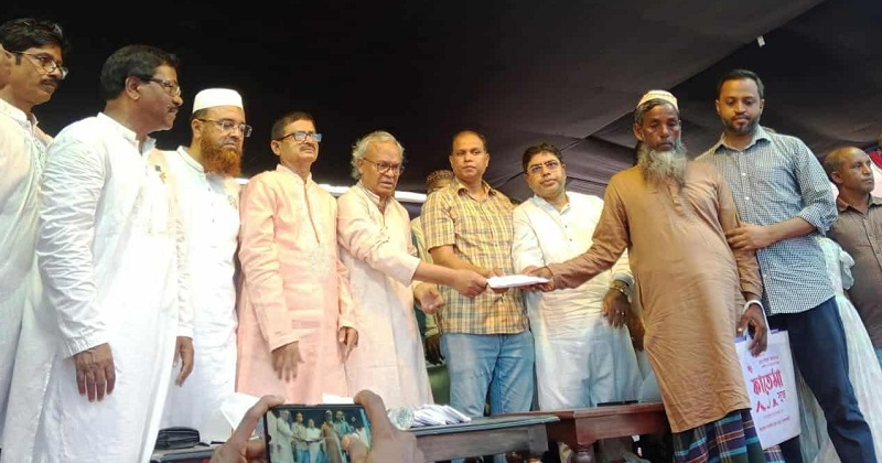 শহিদ পরিবারের কাছে তারেক রহমানের পক্ষে আর্থিক সহায়তা তুলে দেন রুহুল কবির রিজভী। ছবি : খোলা কাগজ