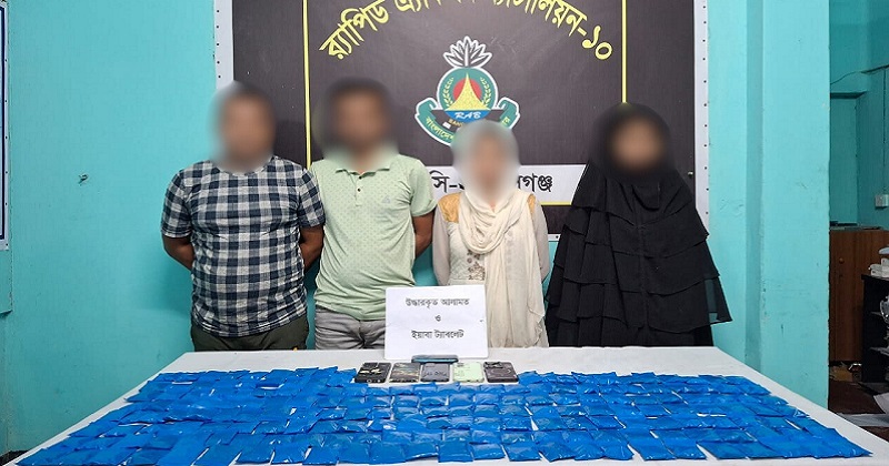 উদ্ধারকৃত ইয়াবাসহ মাদক কারবারীরা। ছবি : প্রতিনিধি