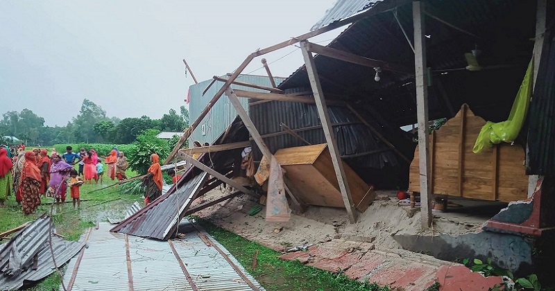 ঘূর্ণিঝড়ে লণ্ডভণ্ড বাড়িঘর। ছবি : প্রতিনিধি