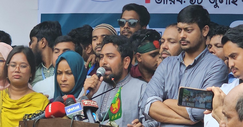 মুন্সিগঞ্জে ‘দেশ গড়তে জুলাই পদযাত্রা’র পথসভায় বক্তব্য রাখছেন নাহিদ ইসলাম | ছবি: খোলা কাগজ