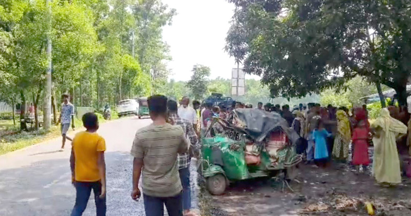 কালিয়াকৈরে সড়ক দুর্ঘটনায় বাবা-মা-ছেলেসহ নিহত ৪