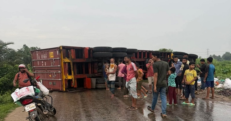 কুমিল্লায় কন্টেইনার উল্টে যানজট, ৪ ঘণ্টা পর স্বাভাবিক