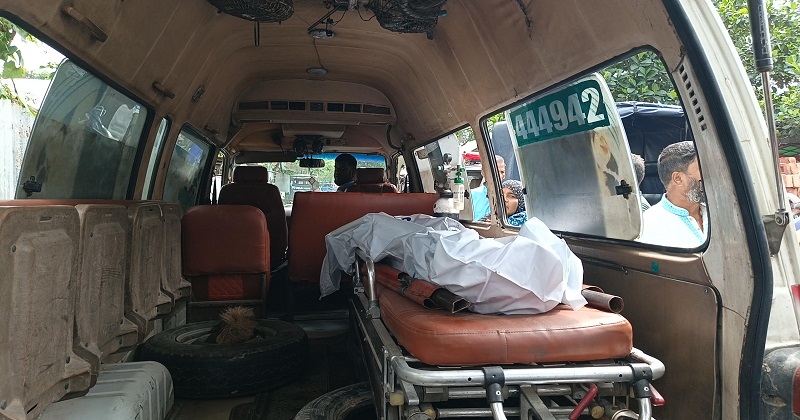 পারুল আক্তারের মরদেহ অ্যাম্বুলেন্সে করে দিনাজপুর মেডিকেল কলেজ হাসপাতালের মর্গে পাঠানো হচ্ছে।