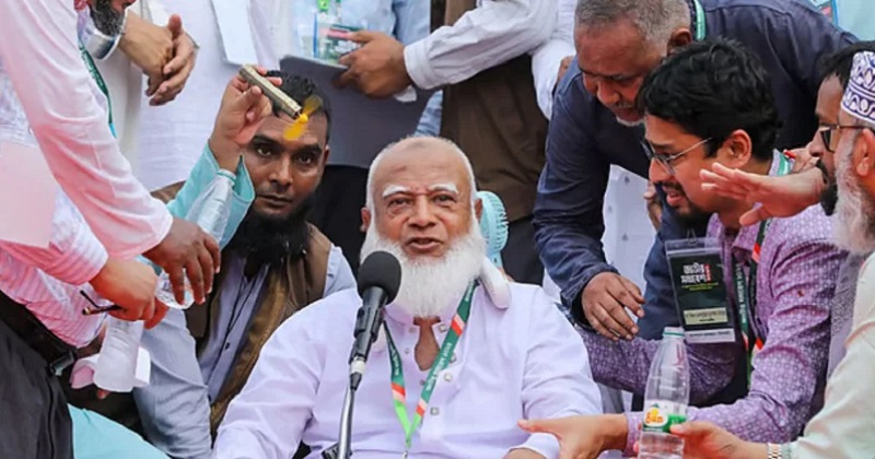 রাজধানীর সোহরাওয়ার্দী উদ্যানে জাতীয় সমাবেশ চলাকালে বক্তব্য দেওয়ার সময় অসুস্থ হয়ে মঞ্চে পড়ে যান জামায়াতে ইসলামীর আমির ডা. শফিকুর রহমান | ছবি : সংগৃহীত