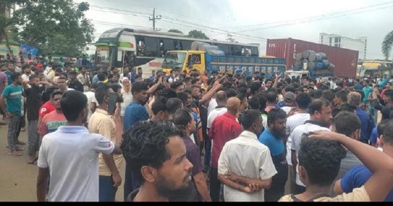 মহাসড়ক অবরোধ করে বিক্ষোভ করছেন শ্রমিকরা ছবি : খোলা কাগজ
